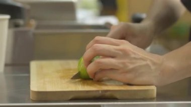 Kadın kireç kesip cama yapıştırmış.