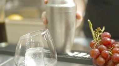 Camın üzerinde gümüş bir filtre tutan kadın.