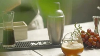 Bir dilim portakalı alıp fincana koyan kadın.