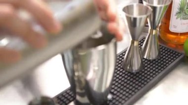 Kadın buzları karıştırıcıya döküyor.