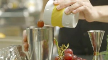 Kadın biraz meyve döktü ve gümüş bir sopa aldı.