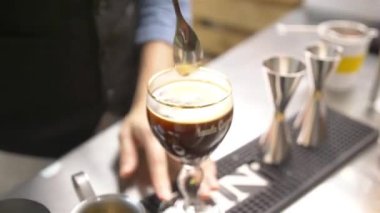 Uzun kaşıkla cam karıştıran kadın 