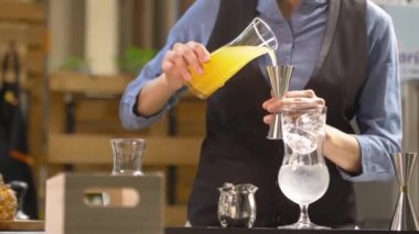 Sarı şerbet cama döküldü. Sonra da cama.