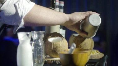 Adam hindistancevizinin içine suyu döker - statik