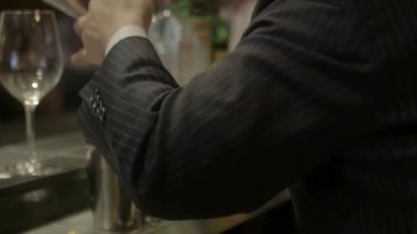 Bir adam sallantıya portakal suyu döküyor. 