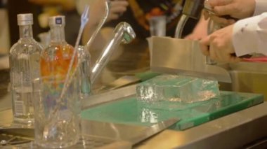 Kasap bıçağında çekiç kullanan adam.