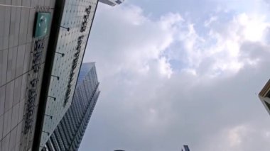 Şehirdeki uzun beyaz bina.