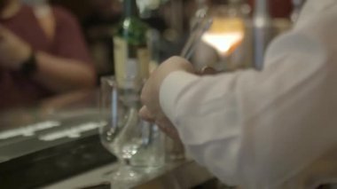 Masada iki mantar açacağı tutan bir adam var.