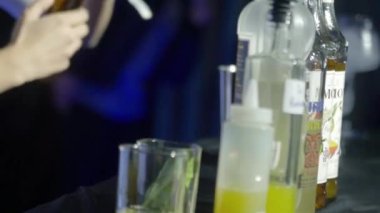 Adam cam şişeyi açıp bardağa dolduruyor.