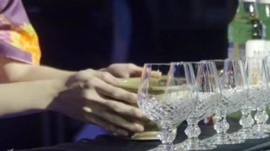 İnsan, sıvı karıştırıcıyı kaseden doldurur.  