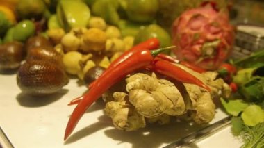 Masada sıra sıra meyve ve baharat var.