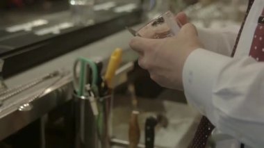 Buz küpü oymak için bıçak kullanan adam. 