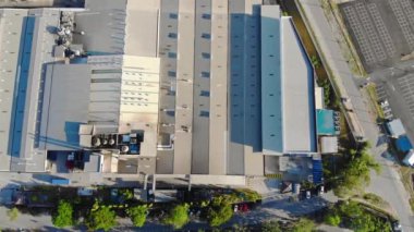 Otopark manzarası yukarıdan Fabrika çatısı ile