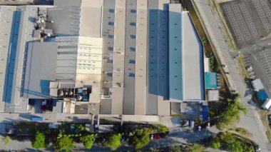 Bangi 'de otoparklı bir fabrikanın çatı manzarası.