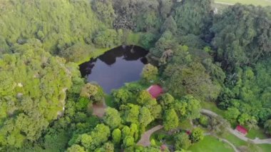 Park yolu olan gölün yanındaki tepeler ve ağaçlar 