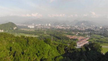 Dağın ve Ipoh 'un bulutlu hava manzarası - sola kayıyor