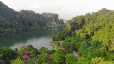 Göl ve tepelerin manzaralı park yolu.