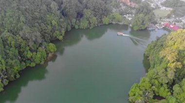 Gunung Lang 'da gölet otelinde yelken açan teknenin en üst görüntüsü.