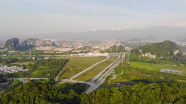 Gunung Lang eğlence parkının yakınındaki yol ve şehir manzarası.