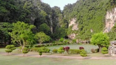 Mağara tapınağı yolu zambaklarla dolu bir göletin yanında.