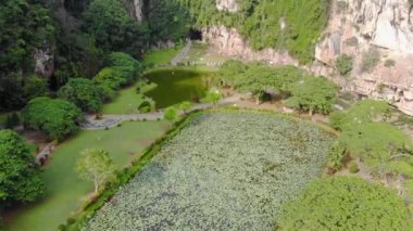 Geçit ve göletli Mağara Girişi üst görünümü 