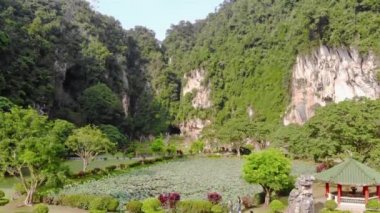  Mağara tapınağının yayan geçidinde, göl ve tepenin yanında. 