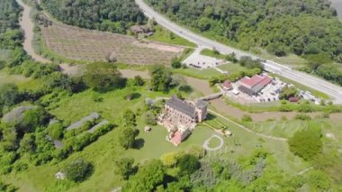 Yoğun karayolu ile Kellie Kalesi 'nin etrafını saran Dolly Forwards sola kayıyor.