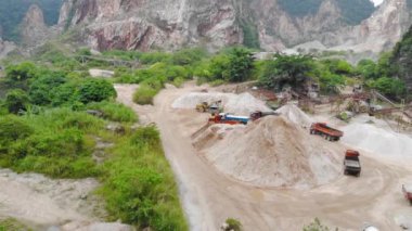 İnşaat alanı ve sanayi manzarası 