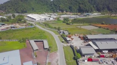 Lorry yolda giderken tepe, gölet ve yol manzarası 