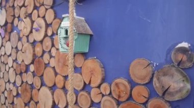 Kuş evi ve duvarda asılı tahta bir tahta.