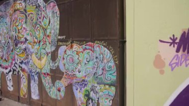 Paslı duvarlara boyanmış bir sanat eseri 