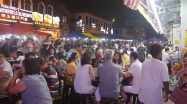 Büyük bir kalabalık gece oturup ayakta duruyor. 