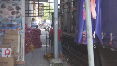 İnsanlar tramvaya çuval koyuyor - statik