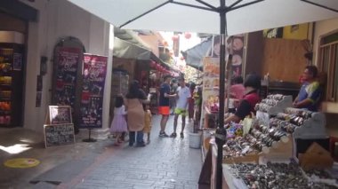 İnsanlar dükkanlarda dolaşıyor ve etrafa bakınıyor