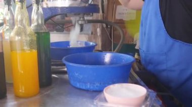 Birisi kase alıp buz toplarını kepçeleyecek - statik.