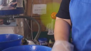 İnsan buz topuna dönüşür ve plastiği takar - tavayı takip eder