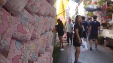 Siyahlı kadın ayakta duruyor ve yana bakıyor - sağa kay