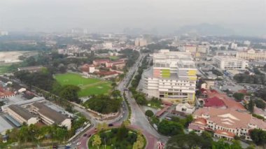 Şehir manzarası ve yoğun trafiğin uzaktaki dağla birleşimi - Dolly Ters.
