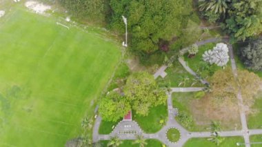 Yola kadar bisikletçi yolunun üst görüntüsü sonra şehir - yukarı doğru eğik