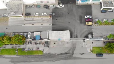 Otoparktaki yaya yürüyüşü ve araba parkından sola doğru yükselen bir manzara..