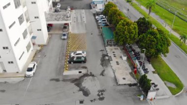 Otopark Fabrikası ve Yol Kenarı Araç Gibi Geçiyor 