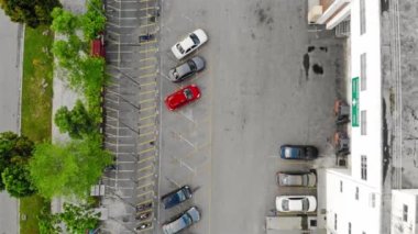  Otopark ve yol manzarası Araba geçerken yukarıdan sola doğru hareket ediyor.