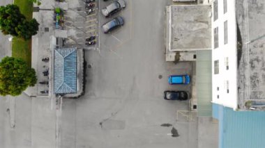 Fabrikanın Üst Görünümündeki Çalışanlar İçin Otopark