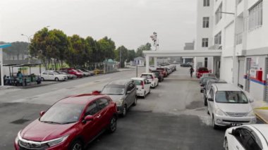  Nöbetçi kulübesinin yanındaki sigara içme alanında sigara içen işçiler yürürken, yaya yürüyordu.