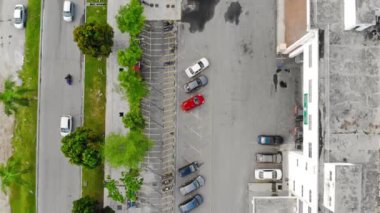 Yol kenarı ve Otopark Görünümü Yukarıdan Aşağıya İlerliyor.