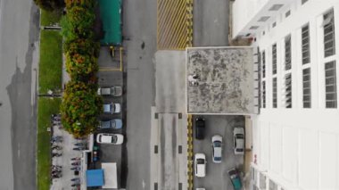 Park alanının tepesinde park yeri manzarası var..