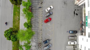 Otoparkın Sağdan Yürüyen Bir Kişi Olarak En İyi Görünümü.