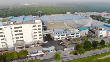 Yoldan geçen bir araç, Yürüyen yayalar ve Fabrikadan Gelen Sigara 