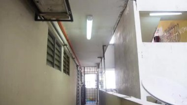  Dışarıda terlikleri olan boş bir koridor ve ızgara - kaide aşağı