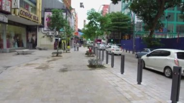 Yoğun yollar ve yanından geçen bir araba.